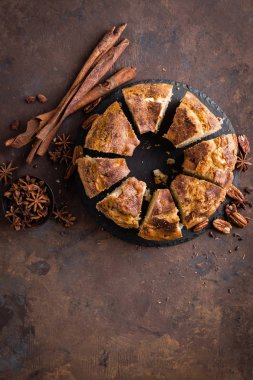 Kek tarçın ve fındık ile