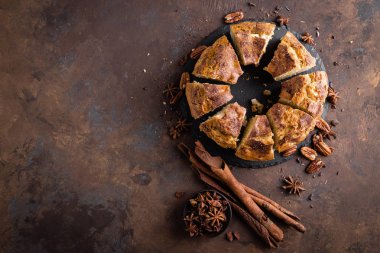 Kek tarçın ve fındık ile