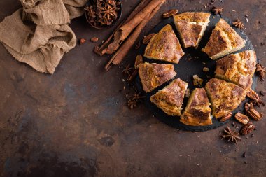 Kek tarçın ve fındık ile