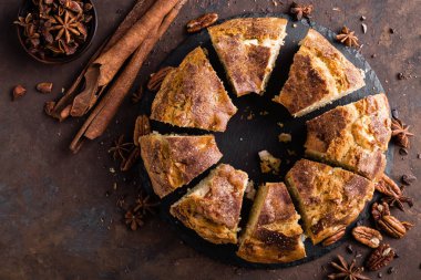 Kek tarçın ve fındık ile