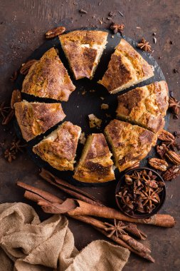 Kek tarçın ve fındık ile