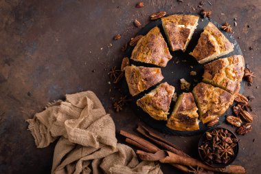 Kek tarçın ve fındık ile