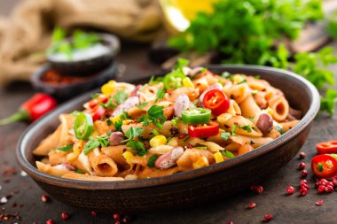 Baharatlı makarna penne bolognese sebze, fasulye, biber ve domates sosu beyaz peynir ile