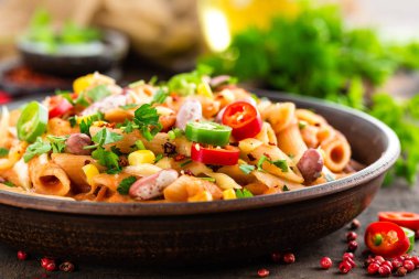 Baharatlı makarna penne bolognese sebze, fasulye, biber ve domates sosu beyaz peynir ile