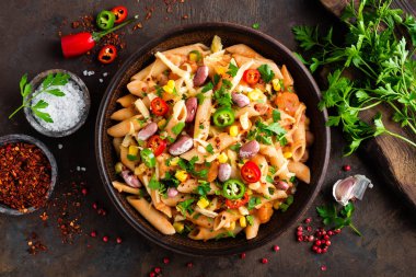 Baharatlı makarna penne bolognese sebze, fasulye, biber ve domates sosu beyaz peynir ile