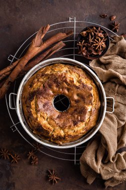 Kek tarçın ve fındık ile