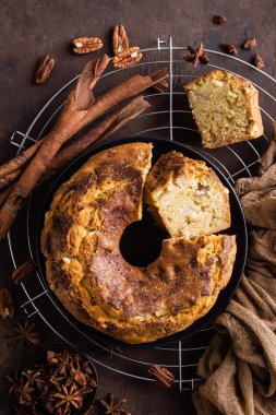 Kek tarçın ve fındık ile