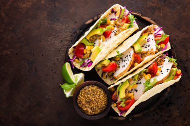 Tavuk eti, sebze ve taze yeşillik ile Meksika tacos