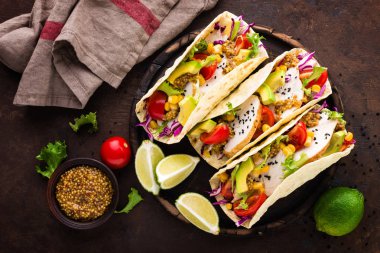 Tavuk eti, sebze ve taze yeşillik ile Meksika tacos