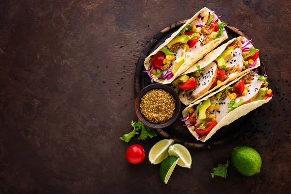 Tavuk eti, sebze ve taze yeşillik ile Meksika tacos