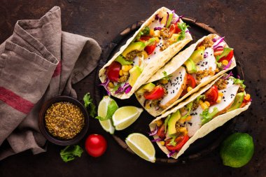 Tavuk eti, sebze ve taze yeşillik ile Meksika tacos