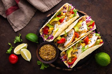 Tavuk eti, sebze ve taze yeşillik ile Meksika tacos