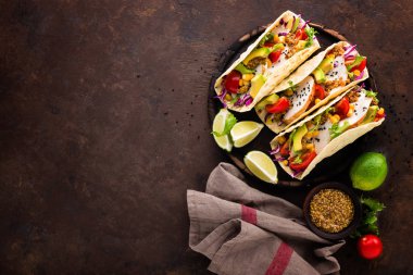 Tavuk eti, sebze ve taze yeşillik ile Meksika tacos