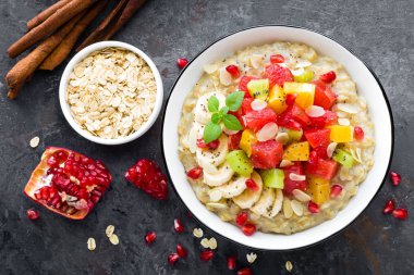 Taze greyfurt, nar, badem ve chia tohum yulaf ezmesi. Sağlıklı kahvaltı