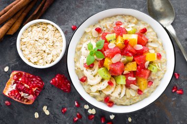 Taze greyfurt, nar, badem ve chia tohum yulaf ezmesi. Sağlıklı kahvaltı