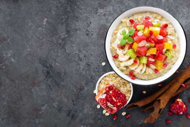 Taze greyfurt, nar, badem ve chia tohum yulaf ezmesi. Sağlıklı kahvaltı