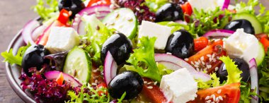 beyaz peynir ve taze sebze ile Yunan salatası