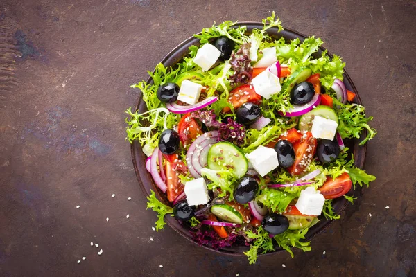 beyaz peynir ve taze sebze ile Yunan salatası