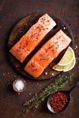 Ahşap tahta üzerinde taze somon balık fileto