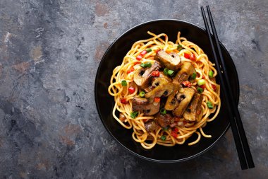 Vejetaryen spagetti bolognese mantar ve peppe