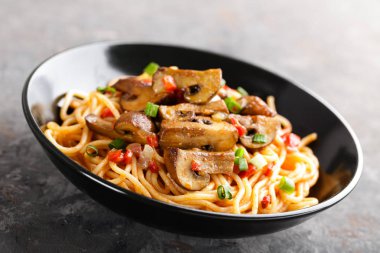 Vejetaryen spagetti bolognese mantar ve peppe