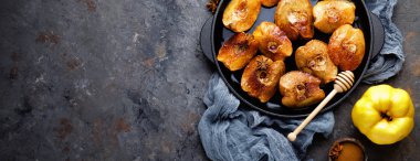 Elma ayva bal ve tarçın ile pişmiş. Sağlıklı vejetaryen tatlı