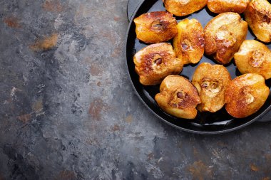 Elma ayva bal ve tarçın ile pişmiş. Sağlıklı vejetaryen tatlı