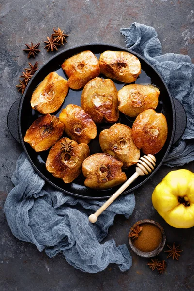 Apple Kweepeer Gebakken Met Honing Kaneel Gezond Vegetarisch Dessert — Stockfoto