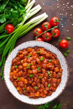 Baharatlı domates soslu havuç ile haşlanmış kuru fasulye