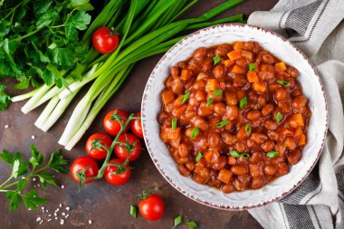 Baharatlı domates soslu havuç ile haşlanmış kuru fasulye