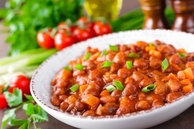 Baharatlı domates soslu havuç ile haşlanmış kuru fasulye