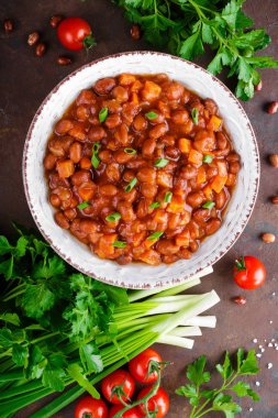 Baharatlı domates soslu havuç ile haşlanmış kuru fasulye