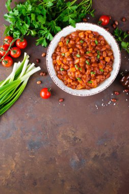 Baharatlı domates soslu havuç ile haşlanmış kuru fasulye