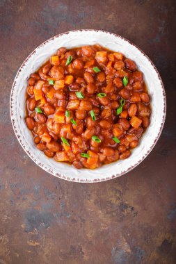 Baharatlı domates soslu havuç ile haşlanmış kuru fasulye