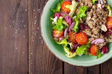 Taze sebze salatası marul, soğan, domates ve Buğday lapası ile. Sağlıklı vegan gıda