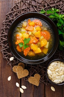 Havuç, patates ve kabak ile sebze çorbası. Sağlıklı vejetaryen yemek