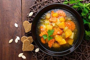 Havuç, patates ve kabak ile sebze çorbası. Sağlıklı vejetaryen yemek