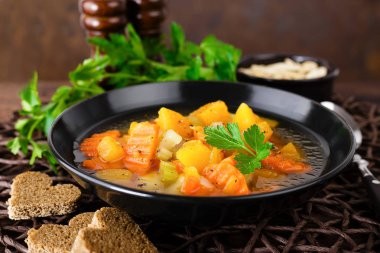 Havuç, patates ve kabak ile sebze çorbası. Sağlıklı vejetaryen yemek