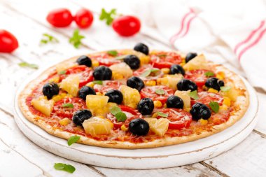 Pizza domates, mozzarella peyniri, zeytin, Mısır ve fesleğen. Geleneksel İtalyan mutfağı