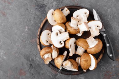 Ahşap masa, üstten görünüm üzerinde taze mushruums. Champignon mantarlar