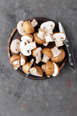 Ahşap masa, üstten görünüm üzerinde taze mushruums. Champignon mantarlar