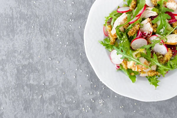 Insalata Leggera Verdure Primaverili Con Ravanello Lattuga Rucola Carne Pollo — Foto Stock