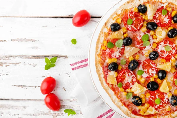 トマト モッツァレラチーズ オリーブ コーン バジルのピッツァ 伝統的なイタリア料理 トップ ビュー — ストック写真