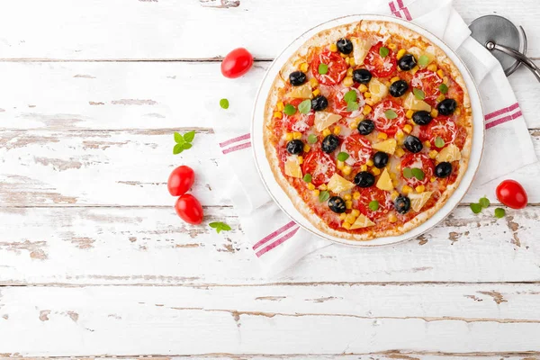 Pizza Con Tomates Queso Mozzarella Aceitunas Maíz Albahaca Cocina Italiana —  Fotos de Stock