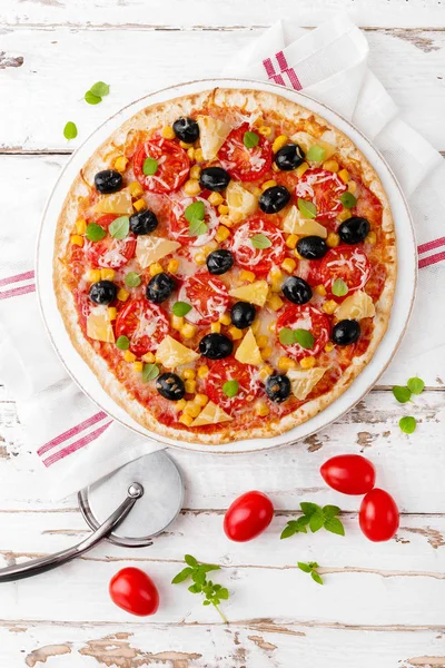 トマト モッツァレラチーズ オリーブ コーン バジルのピッツァ 伝統的なイタリア料理 トップ ビュー — ストック写真