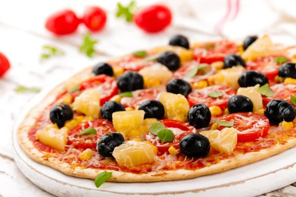 Pizza Con Tomates Queso Mozzarella Aceitunas Maíz Albahaca Cocina Tradicional —  Fotos de Stock