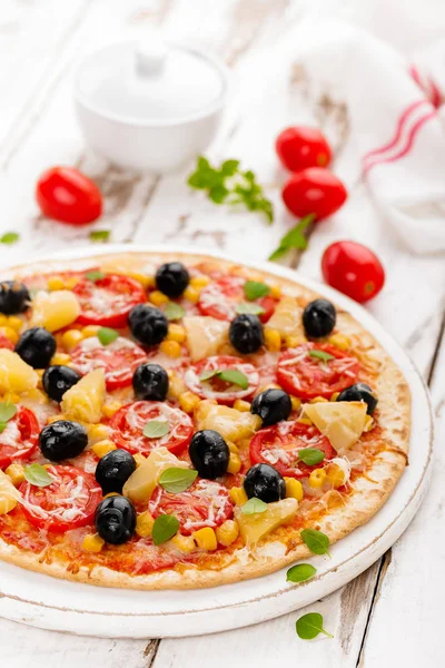 トマト モッツァレラチーズ オリーブ コーン バジルのピッツァ 伝統的なイタリア料理 — ストック写真