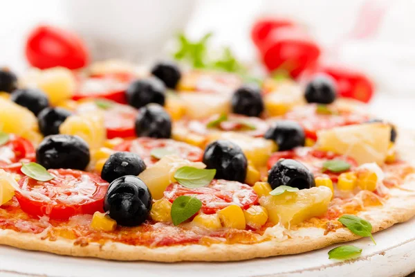 Pizza Con Tomates Queso Mozzarella Aceitunas Maíz Albahaca Cocina Tradicional —  Fotos de Stock