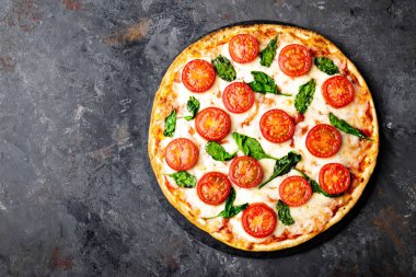Mozzarella peyniri, fesleğen ve domates geleneksel İtalyan yemekleri ile pizza Margherita. Klasik tarifin. Üstten görünüm