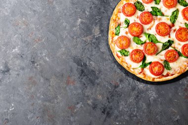 Mozzarella peyniri, fesleğen ve domates geleneksel İtalyan yemekleri ile pizza Margherita. Klasik tarifin. Üstten görünüm